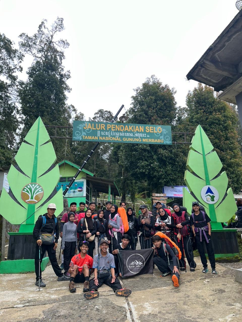 Rombongan pendakian di jalur Merbabu Selo